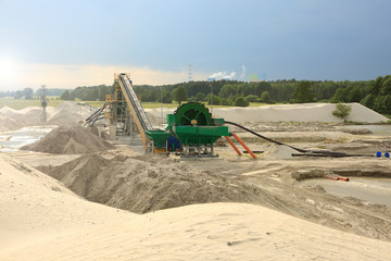 Kopalnia odkrywkowa piasku, maszyna i taśmociąg do sortowania surowca.