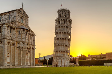 De scheve toren van Pisa bij zonsopgang, Italië, Toscane