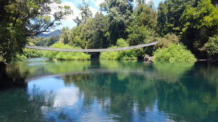 Fototapeta na wymiar Puente Colgante huilo huilo