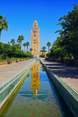 Blick auf die Moschee mit ihrem getreuen Spiegelbild. Foto aufgenommen in der Koutoubia-Moschee von Marrakesch in Marokko. © kino1493