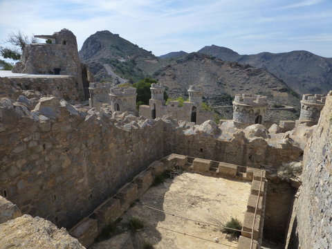 La Batería de Castillitos, fortificación española de soporte de artillería costera situada en el cabo Tiñoso en Cartagena (Murcia, España)