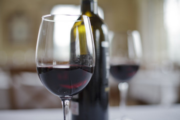 COPA DE VINO TINTO Y BOTELLA