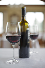 BOTELLA VINO TINTO CON COPAS