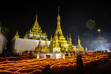 Naklejka premium Procesja przy świecach wokół Chedi w dzień Vesakha Bucha w Watthai Wattanaram, Mae Sot, Tak, Tajlandia