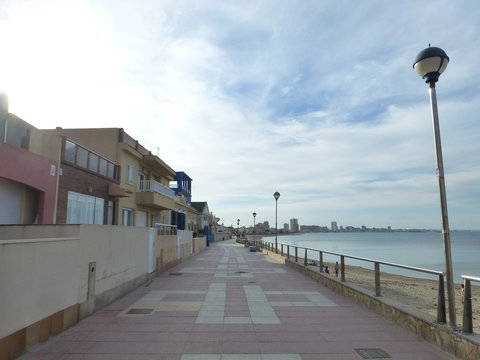 El cabo de Palos, cabo y poblacion de España en aguas del mar Mediterráneo que se encuentra en el municipio de Cartagena, en la Región de Murcia (España)