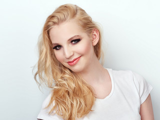Naklejka premium Beauty portrait of model with trendy natural make-up. Fashion shiny highlighter on skin, sexy gloss lips make-up.