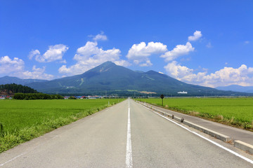 磐梯山へ続く道（福島県・猪苗代町）