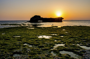 沖縄　渡具知ビーチの夕暮れ