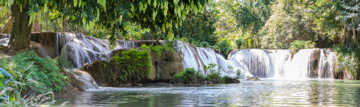 Fototapeta Wodospad w Parku Narodowym Chet Sao Noi w Tajlandii panorama