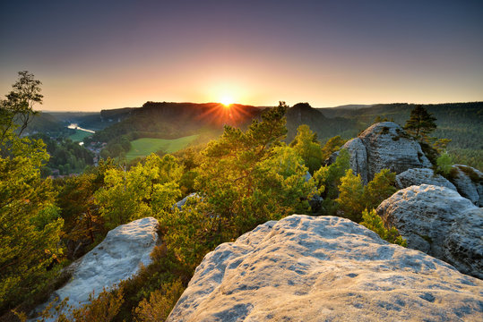 Sonnenuntergang in der S&auml;chsischen Schweiz, hinten das Elbtal