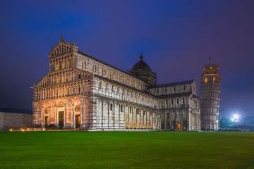 Fototapeta na wymiar Leaning tower of Pisa, Italy 
