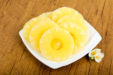 Canned pineapple
