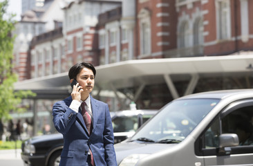ビジネスマン・スマートフォン・東京駅