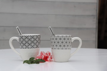 tasse avec des fleurs