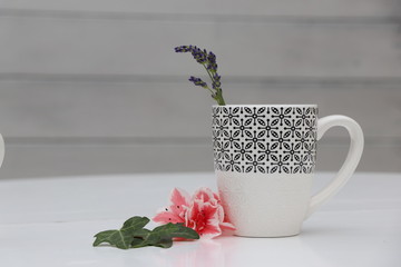 tasse avec des fleurs