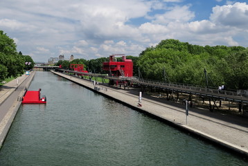 Fototapeta na wymiar pont mobile piétonnier sur canal
