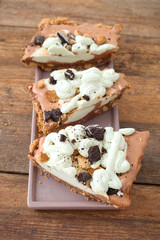 Schokoladen-Tarte mit Sahne