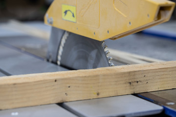 Holzbalken vor der Kreissäge