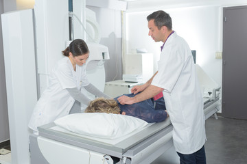 Obraz premium female and male doctor caring about patient