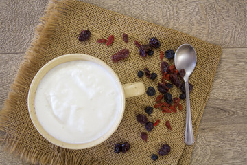 bol de fromage blanc et fruits secs