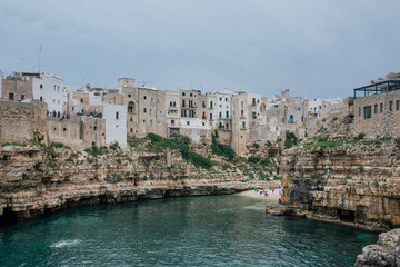 Fototapeta premium Stare zabytkowe domy na skałach wybrzeża w Polignano a Mare apulia we Włoszech