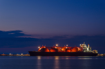 LNG TANKER - Sunrise at the gas terminal and tanker in Swinoujscie © Wojciech Wrzesień