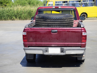 Pick-up with truck tires