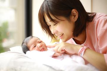 新生児と若い母親
