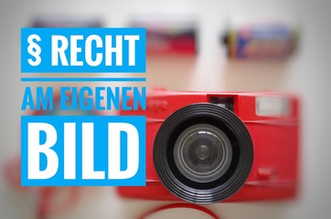 Kamera mit der Aufschrift in deutsch § Recht am eigenen Bild in englisch Right to your own picture