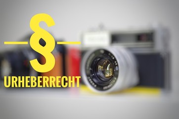 Kamera mit der Aufschrift § Urheberrecht zur Verdeutlichung von Urheberrechtsverstößen in...