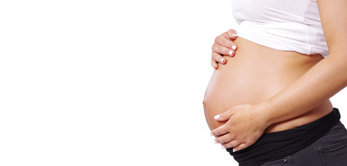 Baby-Bauch freigestellt mit Textfreiraum 
