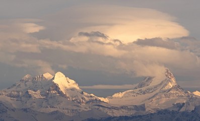 Licht und Schatten über den Alpen