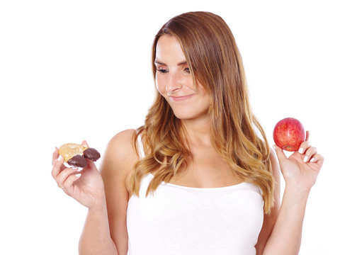 Frau mit gesundem und ungesundem Essen, Apfel oder süßes Gebäck  