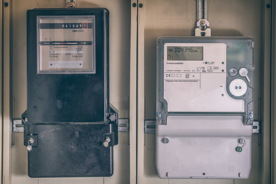 Analoger Drehstromzähler und moderner digitaler Stromzähler