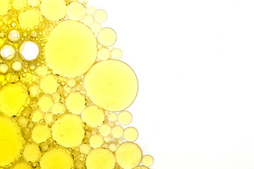 bubbles on the water from yellow to white