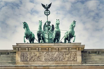 Quadriga auf dem neoklassizistischen Denkmal Brandenburger Tor mit dramatisch bewölktem Himmelshintergrund, Berlin, Deutschland © josefkubes