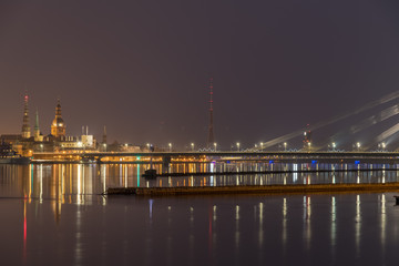 Fototapeta na wymiar Blaue Stunde in Riga über der Duna