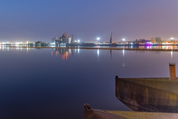 Blaue Stunde in den Hafenanlagen von Riga an der Duna