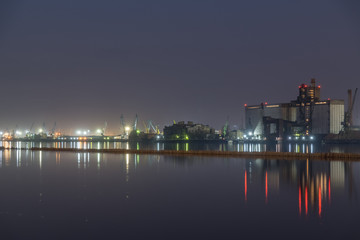 Fototapeta premium Blaue Stunde in den Hafenanlagen von Riga an der Duna