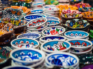Fototapeta na wymiar Handmade colorful Turkish ceramic plates on market.