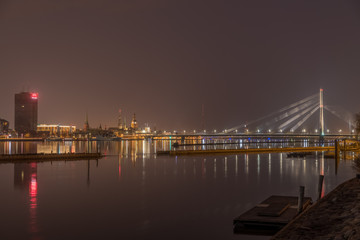 Blaue Stunde in Riga über der Duna