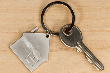  clé maison sur fond bois 