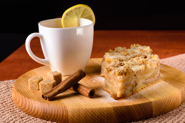 Hot tea with lemon and apple pie.