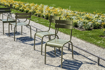 Empry chairs in the Jardin du Luxembourg - obrazy, fototapety, plakaty