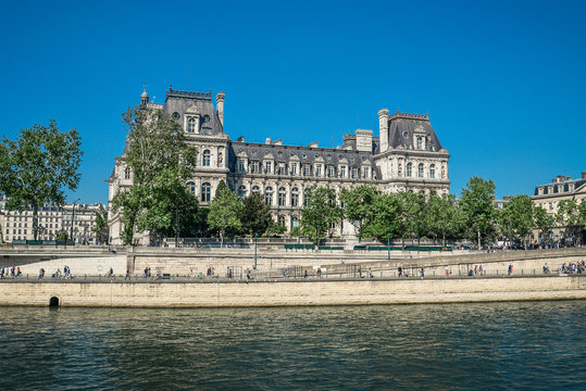 This building is housing the City of Paris's administration.