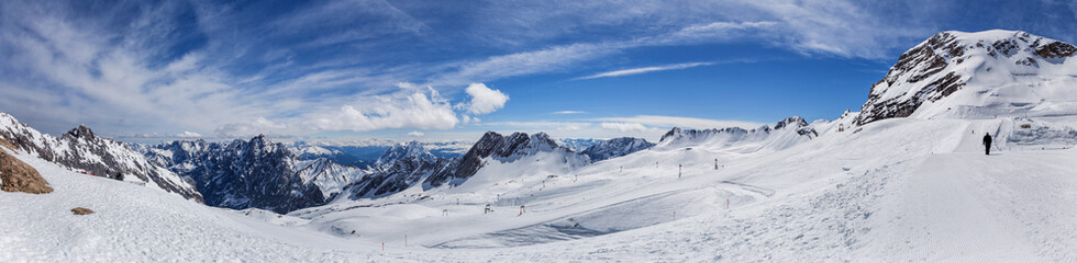 Fototapeta na wymiar schneeferner glacier and the alps in the background high definition panorama in the winter