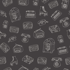 Vector retro seamless pattern with old tech, juke box, radio, typewriter, roller skates and vinyl record player outline on the blacboard background. Hand drawn 1950s and 1960s objects.