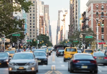 Foto op Plexiglas Drukke straatscène in New York City met auto& 39 s en mensen langs 3rd Avenue in de East Village van Manhattan © deberarr