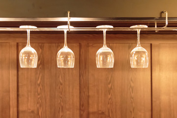 천장에 매달린 와인잔