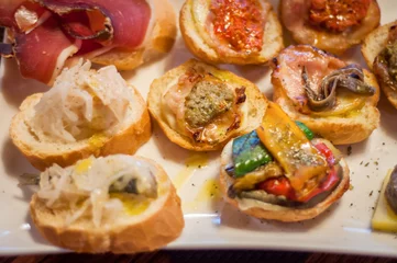 Rolgordijnen Cicchetti zijn kleine snacks die worden geserveerd in traditionele bars in Venetië © pfeifferv